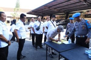 Antisipasi Penyalahgunaan Narkoba, Anggota Polres Kediri Kota Jalani Test Urine