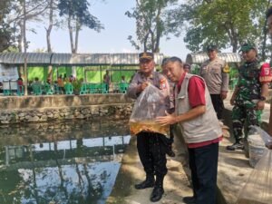 Jaga Sinergitas Dengan Warganya, Kapolsek Pesantren Gelar Ngobrol Bareng dan Tabur Bibit Ikan Tombro di Sumber Soyo