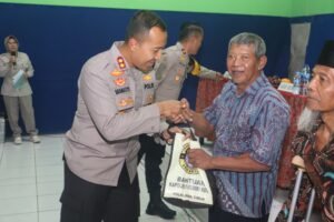 Jumat Curhat, Polres Kediri Kota Gelar Bakti Sosial Dan Bakti Kesehatan di Desa Sidomulyo