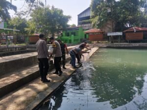 Polisi Tebar Benih Ikan Tombro di Tempat Wisata Sumber Soyo Indah