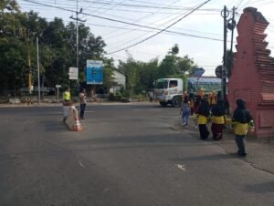 Polsek Purwoasri Monitoring Gerak Jalan Santai Ponpes Al Hikmah