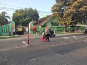 Polsek Gurah Gatur Lalin Bantu Pelajar dan Warga Menyebrang Jalan