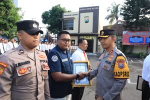 Capai Rangking Sepuluh Besar Pengisian Aplikasi SPIT dan Peringkat 5 Manjemen Media , Tiga Personel Humas Polres Kediri Kota Diganjar Penghargaan Dari Kapolres Kediri Kota