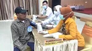 Puluhan Warga Kediri Ikuti Skrining Gelombang 2 Operasi Katarak Gratis Polres Kediri