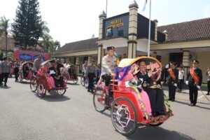 Tradisi Pedang Pora Warnai Wisuda Purna Bhakti Personel Polres Kediri Kota