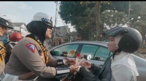 Polwan Polres Mojokerto Berbagi Coklat Ajak Masyarakat Tertib Lalu Lintas