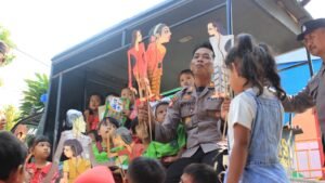 Keliling ke Sekolah-Sekolah, Polisi Kediri Edukasi Pencegahan Bullying Lewat Wayang