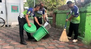 Sambut Hari Bhayangkara 78, Polres Kediri Kota Gelar Bakti Religi Bersihkan Masjid