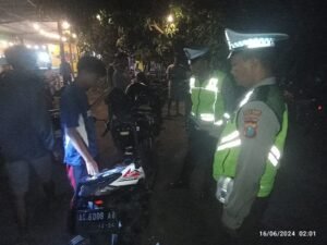 Patroli Malam Hingga Menjelang Shubuh, Polsek Mojoroto Gelar KRYD, Kapolsek : Datangi Warung yang Digunakan Pesta Miras