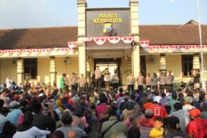 Momentum Hari Bhayangkara Ke-78 dan Idul Adha 10 Dzulhijjah, Polres Kediri Kota Bagikan 1000 Paket Sembako