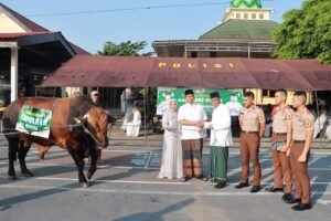 Serahkan Hewan Qurban Idul Adha, Kapolres Kediri: Semoga Bermanfaat dan Membawa Berkah