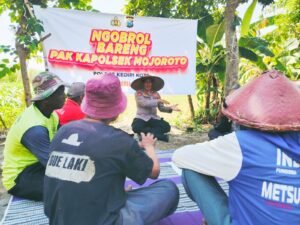 Cara Kapolsek Mojoroto Lebih Dekat Dengan Elemen Masyarakat : Datangi di Sawah, Ajak Ngobrol Santai