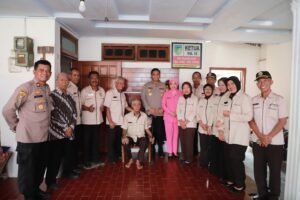 Bentuk Kepedulian,  Kapolres Kediri Anjangsana ke Rumah Anggota dan Purnawirawan Polri yang Sakit