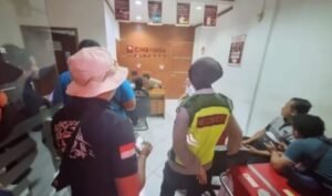 Polres Kediri Pam Aksi Damai PT. Joyosemoyo Community di Kantor CIMB Niaga Auto Finance Kediri