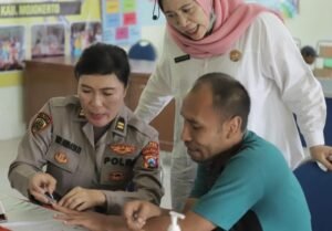 Polwan Polres Mojokerto Peduli Beri Motivasi Lansia di Panti Jompo