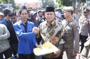 Polisi Kawal Aksi Damai PMII Situbondo Unras Tolak Wacana Bangun Wisata Karaoke Berlangsung Tertib