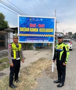 UPAYA MENEKAN TINGGINYA LAKA LANTAS KANIT GAKKUM SAT LANTAS POLRES KEDIRI PASANG BANNER HIMBAUAN