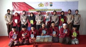 Polwan Polres Mojokerto Kota Dukung Pendidikan Anak Bangsa, Puluhan Al – Quran Dibagikan