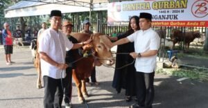 Keluarga Besar Polres Nganjuk bersama Masyarakat Gelar Sholat Idul Adha 2024 dan Serahkan Daging Kurban.