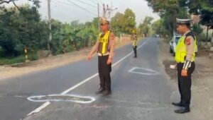 CEGAH LAKA LANTAS KANIT GAKKUM SAT LANTAS POLRES KEDIRI TANDAI JALAN BERLUBANG