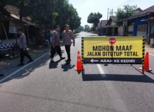 Kapolsek Mojo AKP Andang Wastiyono, SH. Memimpin Langsung Upaya Pengamanan Jalur Lalu Lintas Menjelang Haul Gus Miek 2024