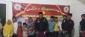 Ketua LSM GMBI Moh. Hudin memberi santunan pada anak yatim dan kaum duafa