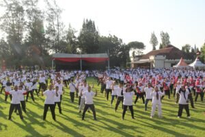 Meriahkan Hari Bhayangkara ke-78,  Kapolres Kediri Kota Bersama Forkopimda Lepas Peserta Jalan Santai Bersama