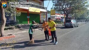 Jumat Berkah Polsek Ngasem Bagikan Nasi Bungkus kepada Masyarakat