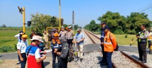 Kasat Lantas Polres Kediri Bersama Sejumlah Pejabat Dinas Terkait Tinjau Lokasi Persiapan Pembangunan Pos Jaga Perlintasan sebidang KA di Kec. Papar