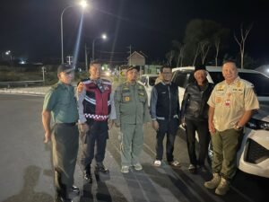 Personel Sat Samapta Polres Kediri Kota Laksanakan Pendampingan Penertiban PKL Di Bandara Dhoho