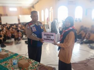 Polisi Kediri Datangi Sekolah, Ajak Cinta Tanah Air Kepada Siswa-Siswi Baru