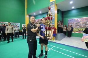 Tutup Turnamen Bulutangkis Antar media Kapolda Jatim Eksibisi Match Vs Juara 1