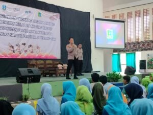 Isi Materi Dalam Kegiatan MPLS di SMKN 2 Kediri, Kapolsek Mojoroto Ajak Pelajar Bijak Dalam Bermedsos dan Antisipasi Kenakalan Remaja