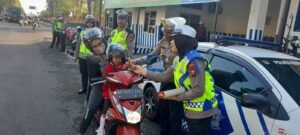Pengguna Jalan Tertib Berlalu Lintas, Polres Kediri Kota Bagikan Coklat