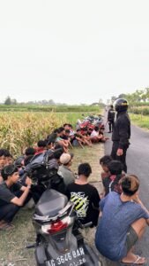 Resah dengan adanya aksi balap liar di jalan desa gabru kecamatan Gurah Kab. Kediri warga melapor ke Polres kediri