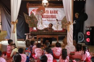 Meriah! Kapolsek Plemahan Rayakan Hari Anak Nasional Dengan Pementasan Wayang Edukasi dan Lomba Mewarnai