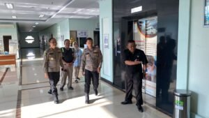 Karumkit Bhayangkara Lumajang Lakukan Hospital Visite Anggota Polisi Korban Pengeroyokan di Jember