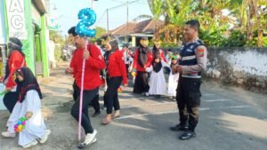 Bhabinkamtibmas Desa Ngebrak Pam Jalan Santai dan Bazar Gebyar Muharram YPIT  Al-Arif