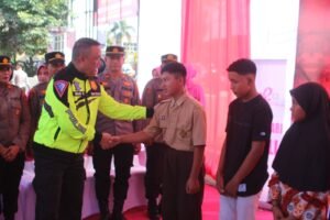 Patroli Bermotor ke Tulungagung, Kapolda Jatim Serahkan Bantuan Peralatan Kantor Untuk Polsek dan Koramil