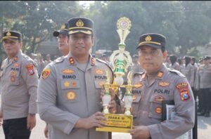 Kapolres Kediri Beri Penghargaan Pemenang Lomba Kebersihan Mako Polsek jajaran