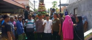 Tumpeng gunungan serta hiburan wayang kulit, warnai sedekah bumi dusun klampisan