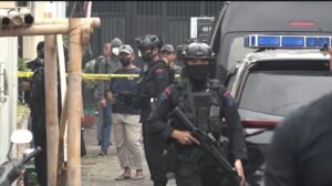 Densus 88 Dibantu Polda Jatim Lakukan Olah TKP di Rumah Terduga Teroris