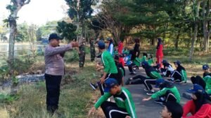 Sinergitas TNI-Polri di Kediri Beri Pelatihan Baris-Berbaris Pleton Paskibra HUT RI ke-79 Kecamatan Gampengrejo