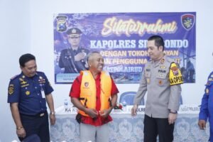 Tatap Muka dengan Tokoh Nelayan, Kapolres Situbondo Beri Bantuan Life Jacket untuk Keselamatan di Laut