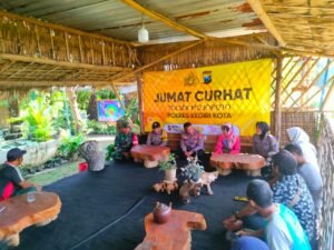 Antusias Warga Kelurahan Pojok Berdialog dengan Kapolsek Mojoroto di “ Jumat Curhat “