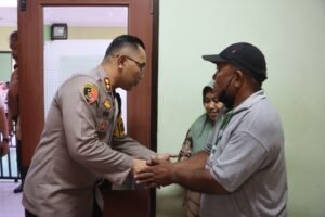 Kapolres Probolinggo Kota Kunjungi Korban Laka Perlintasan Kereta Api, Beri Dukungan dan Doa