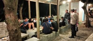 Petugas Polsek Warujayeng Sapa Pengunjung Warung ciptakan Kamtibmas Kondusif