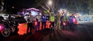 ANGGOTA SAT LANTAS POLRES KEDIRI LAKSANAKAN GIAT PENGAMANAN PERSIK BERSOLAWAT DI DEPAN KANTOR DISHUB KAB. KEDIRI