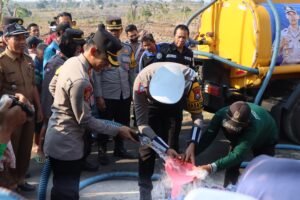 Polres Tuban Kembali Distribusikan Air Bersih Bantu Warga di Musim Kemarau