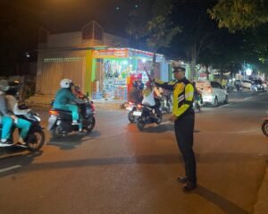Kanit Patroli Sat Lantas Polres Kediri Pimpin Patroli Blue Light Dan Pengaturan Lalu Lintas Malam Hari